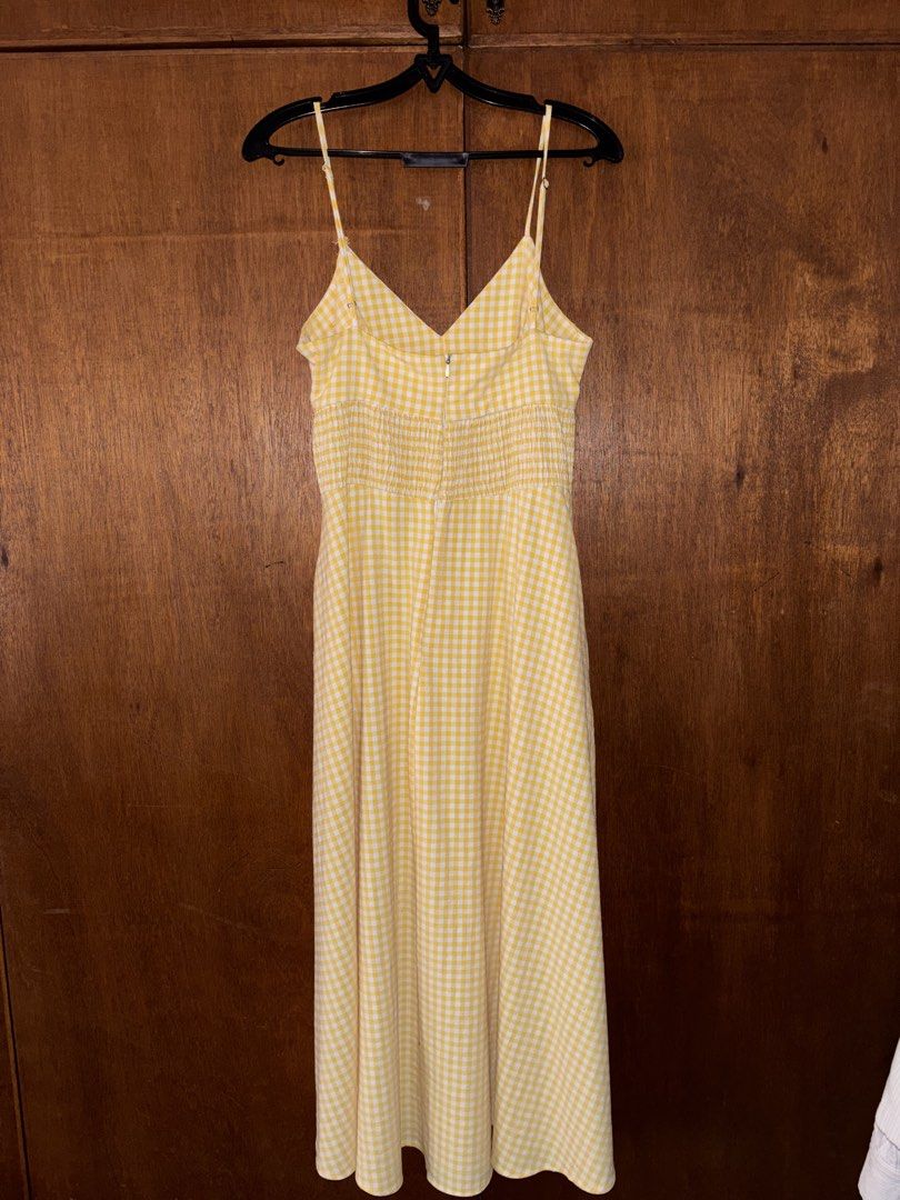 Zara Yellow Maxi Dress (Category: Dresses) located in Pasig City. Submitted by ariesarchive (Listing ID 1463164286, Image 2). Description: Zara Gingham Yellow Maxi Dress 🔖 Used twice only | has visible himulmol though 🥲 (please see pocket photos with flash) 🖇️ Php 550 only. Got this at around 1,700 🖇️ Size M but can fit Medium - Semi Large 🖇️ No when worn RFS: Lost a lot of weight. It doesn’t fit me well anymore. 📦: SDD | J&T.