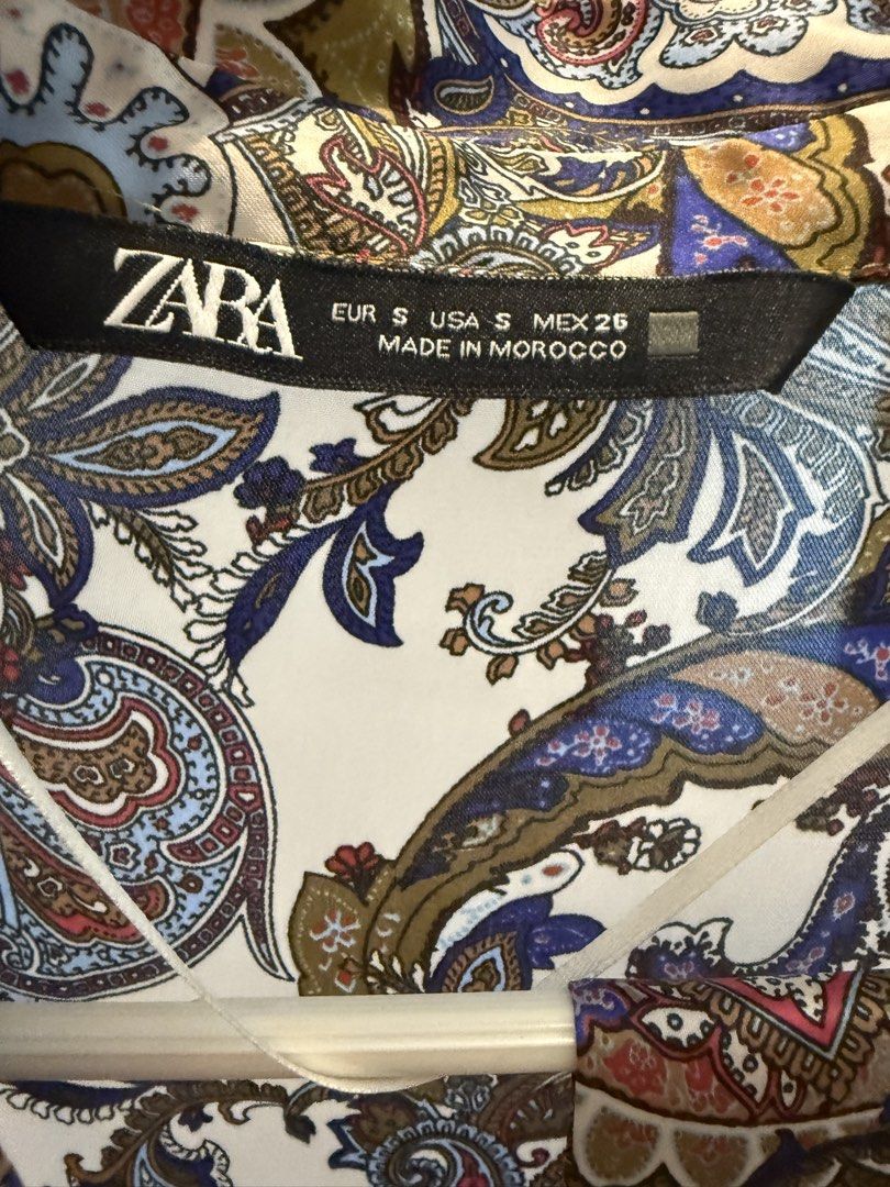 ZARA 恤衫款長袖連身裙 （分類：連身裙）位於 Hong Kong。 由 veveeveee 提交（商品編號 1463271509，圖片 3）。簡介： 呢件 ZARA 恤衫款長袖連身裙，花紋好特別，好有飄逸感。袖口有少少喇叭設計，著上身好靚。長度適中，可以單著或者當外套都得。 。