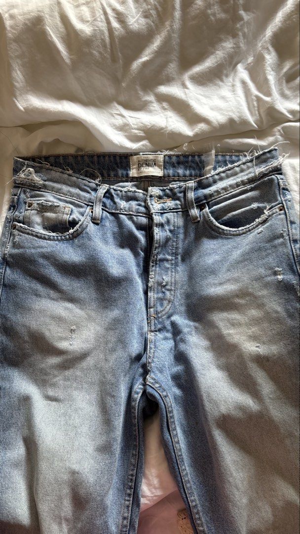 ZARA Authentic Denim Jeans - Light Wash Distressed Style (Category: Jeans) located in Makati City. Submitted by luminajane (Listing ID 1463187154, Image 3). Description: Fits 25-29 - Light wash denim jeans - Distressed details on front and back pockets - Cuffed hem - Classic five-pocket styling - Button and zip closure - Ideal for casual wear.