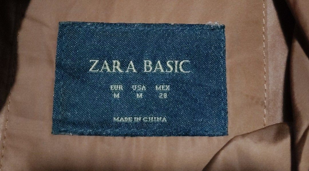 Zara Basic Winter Puffer Jacket (Category: Coats, Jackets and Outerwear) located in Puchong. Submitted by hobibundle (Listing ID 1463187368, Image 3). Description: pit 19 labuh 23 bahu 15.5 condition cun pos dfod.