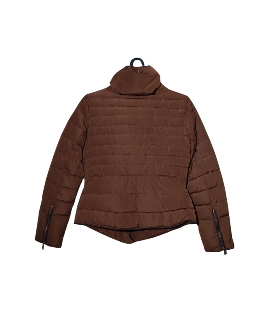 Zara Basic Winter Puffer Jacket (Category: Coats, Jackets and Outerwear) located in Puchong. Submitted by hobibundle (Listing ID 1463187368, Image 2). Description: pit 19 labuh 23 bahu 15.5 condition cun pos dfod.