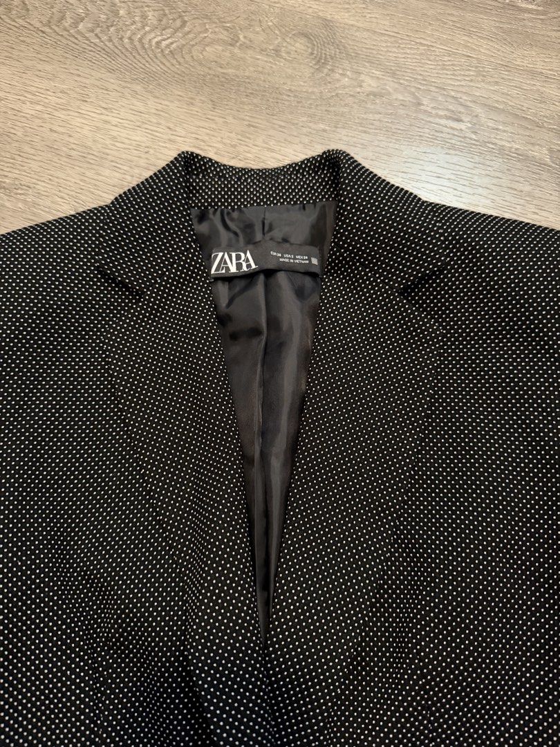 Zara blazer （分類：長袖衫）位於 Hong Kong。 由 fiercedog.bde9fa 提交（商品編號 1463161316，圖片 2）。簡介： Zara blazer Like new Medium Trade Central mtr station Or ship SF express。