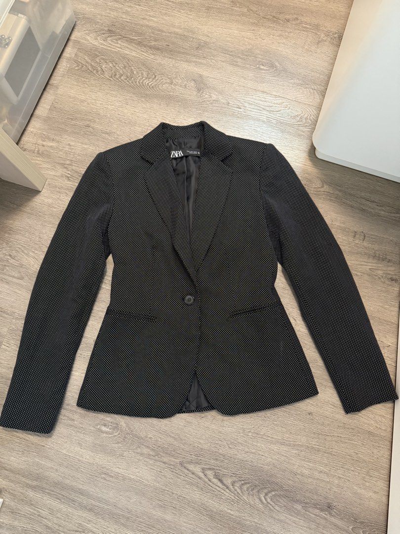 Zara blazer （分類：長袖衫）位於 Hong Kong。 由 fiercedog.bde9fa 提交（商品編號 1463161316，圖片 1）。簡介： Zara blazer Like new Medium Trade Central mtr station Or ship SF express。