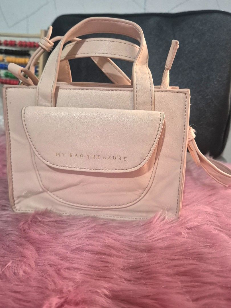Zara mini crossbody bag (Category: Cross-body Bags) located in Manila. Submitted by mommynurse (Listing ID 1463129430, Image 3). Description: Neutral crossbody bag Zip closure Front zip pocket Shoulder strap Height x Length x Width 12 x 17 x 7 cm. / 4.7 x 6.6 x 2.7″ ( 1st and 2nd photo for reference only ).