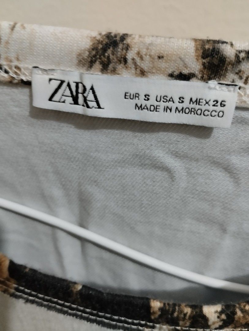 Zara Patchwork Print Sweatshirt (Category: Longsleeves) located in Mabalacat. Submitted by uniqlover (Listing ID 1463271814, Image 3). Description: - Zara patchwork sweatshirt - Size S - Unique mix of prints and blue denim-like panels - Long sleeves, crew neck - Made in Morocco.