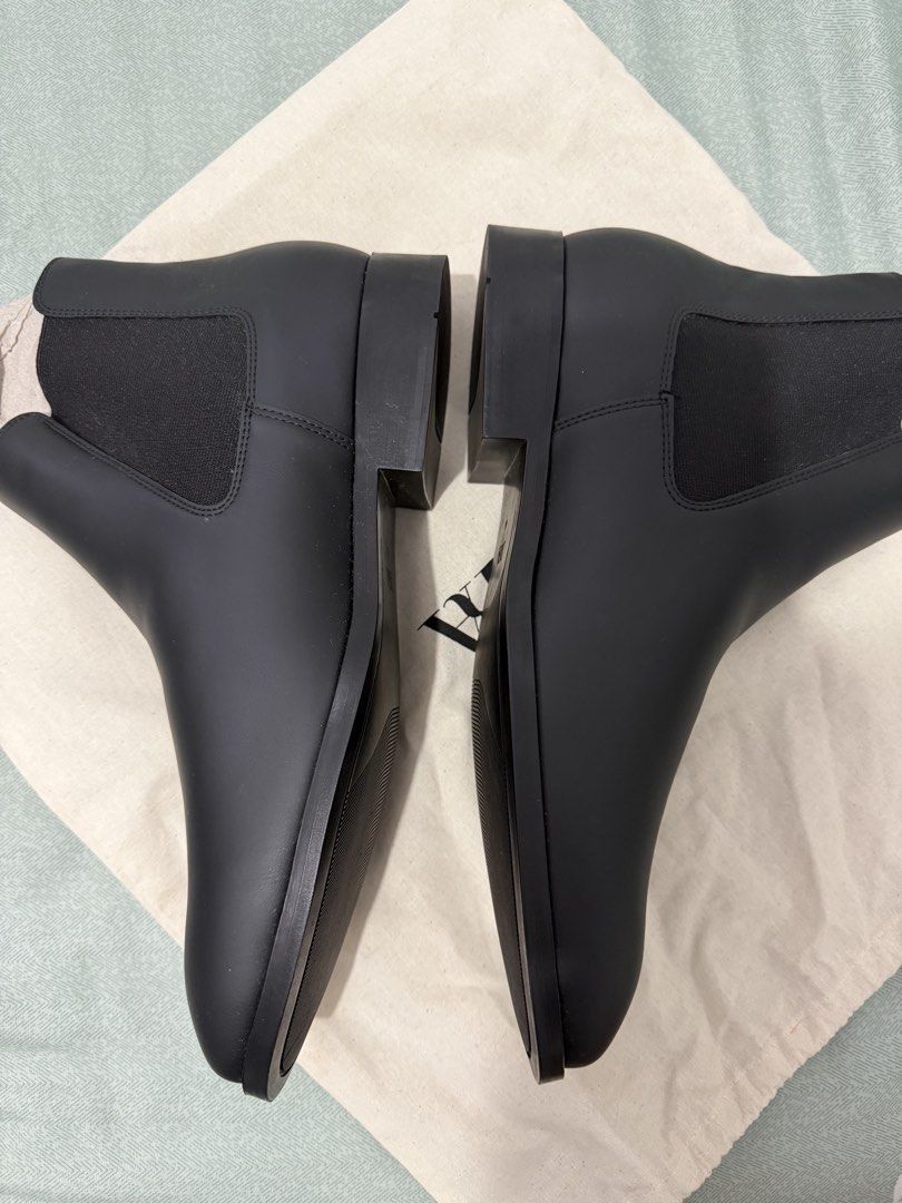 Zara Pointed Chelsea Boots (Category: Dress Shoes) located in Manila. Submitted by ney14 (Listing ID 1463216422, Image 2). Description: Zara Chelsea boot Size 44 euro Mens.