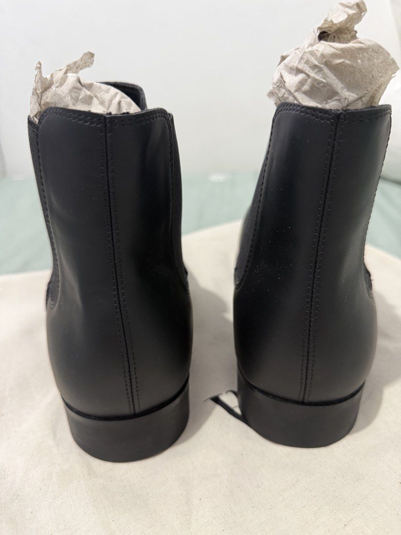 Zara Pointed Chelsea Boots (Category: Dress Shoes) located in Manila. Submitted by ney14 (Listing ID 1463216422, Image 3). Description: Zara Chelsea boot Size 44 euro Mens.