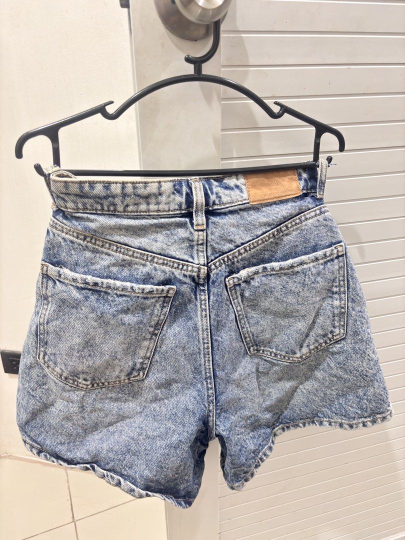 Zara short (Category: Shorts) located in Manila. Submitted by xoxo_tine (Listing ID 1463238928, Image 2). Description: .