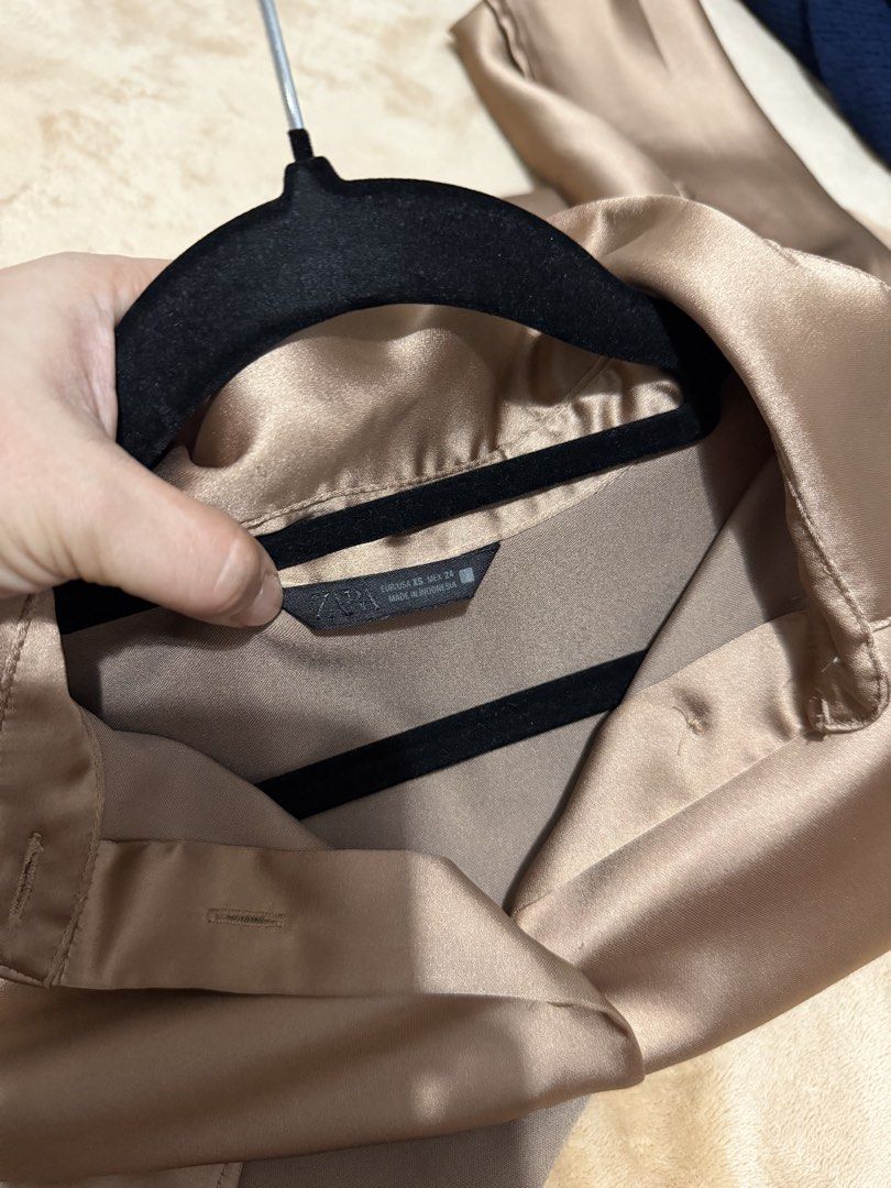 Zara Silk Buttondown size XS (Category: Blouses) located in Cebu City. Submitted by sultrychicmary (Listing ID 1463309588, Image 3). Description: bought almost 3k used once.