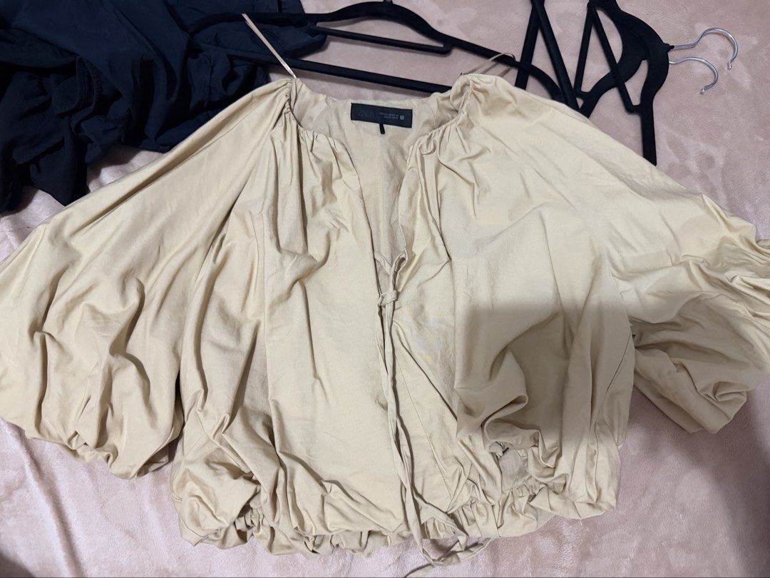 Zara Top size XS (Category: Blouses) located in Cebu City. Submitted by sultrychicmary (Listing ID 1463301099, Image 1). Description: never used bought @ 2595 .