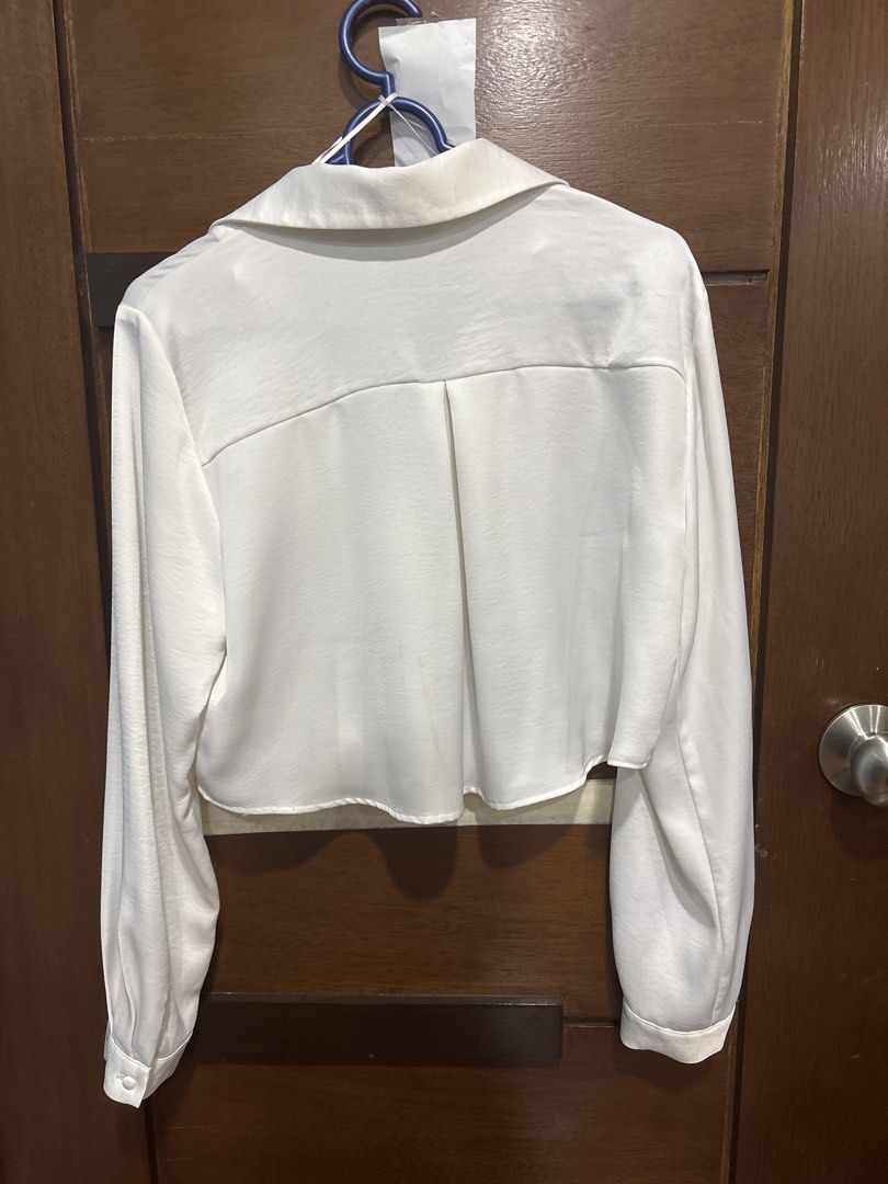 Zara White Cropped Collared Shirt (Category: Shirts) located in Mandaluyong City. Submitted by clothescarousel (Listing ID 1463253763, Image 3). Description: - White cropped shirt from Zara - Long sleeves with button cuffs - Button-up front - Collar detail - Versatile: looks great with high-waisted bottoms - Made in Morocco.
