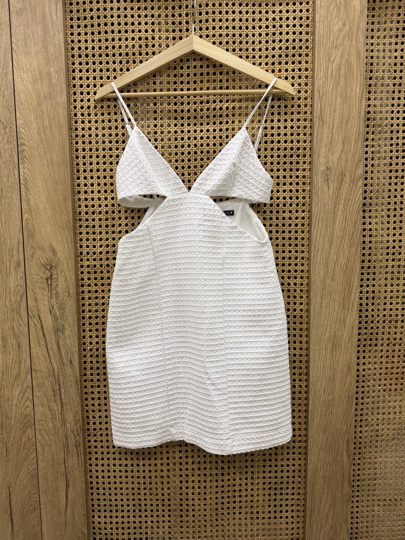 Zara White Mini Cutout Dress (Category: Dresses) located in Pasig City. Submitted by jgbeautique (Listing ID 1463317677, Image 2). Description: Orig price was 2795 Selling for 77% off RFS: one of my fave dresses but it doesnt fit me anymore :(.