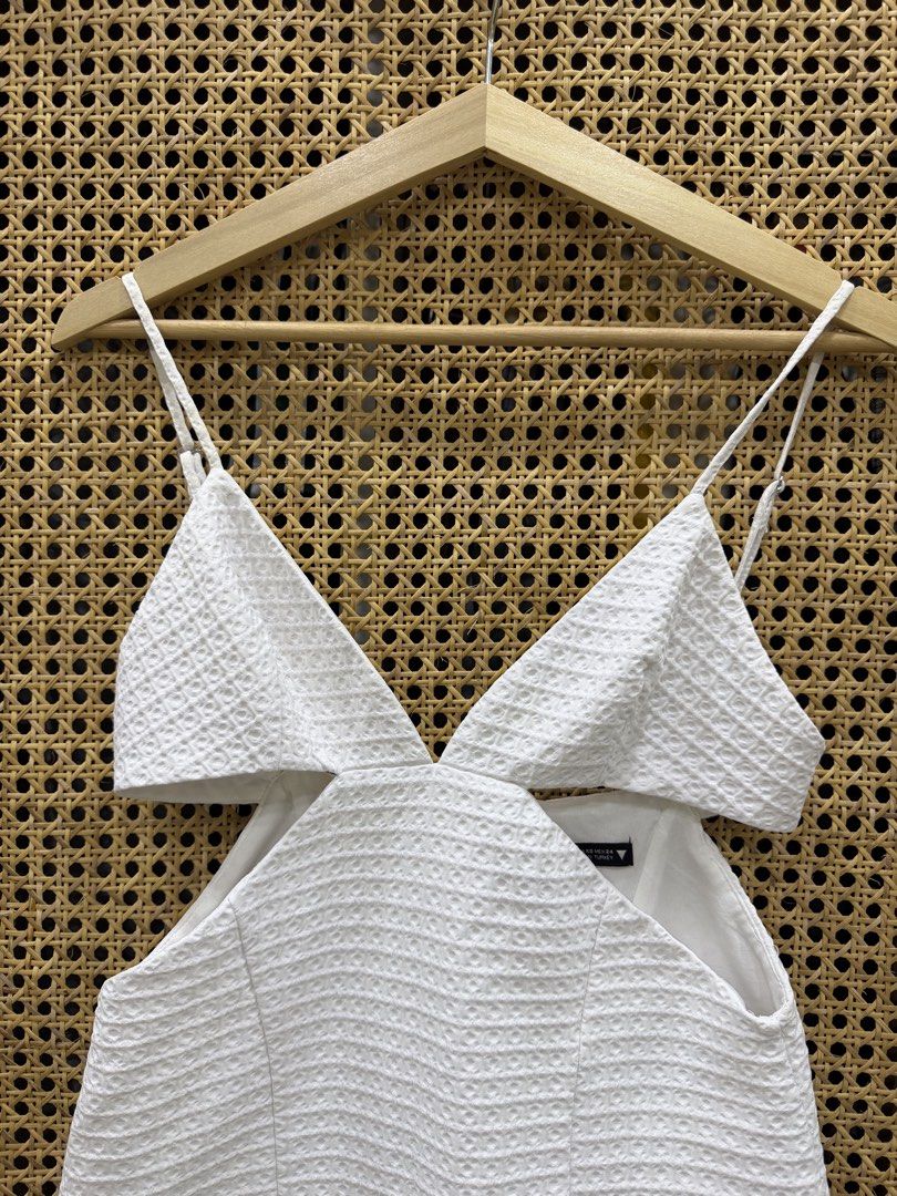 Zara White Mini Cutout Dress (Category: Dresses) located in Pasig City. Submitted by jgbeautique (Listing ID 1463317677, Image 3). Description: Orig price was 2795 Selling for 77% off RFS: one of my fave dresses but it doesnt fit me anymore :(.