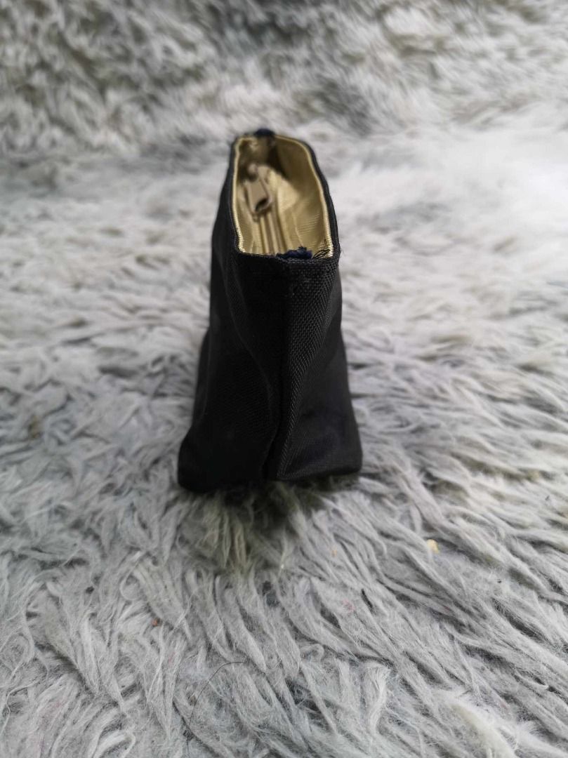 Zippered Top Trapezoidal Coin Purse (Category: Wallets & Card holders) located in Santa Cruz. Submitted by jmy_surplus.2 (Listing ID 1463127040, Image 2). Description: Size ; L - 4 W - 6.4 Color ; Black Type ; Coin Purse Brand ; No brand Material ; Nylon Style ; Black Zipper Closure Coin Purse LR 129 JMY 4 Batch #223.