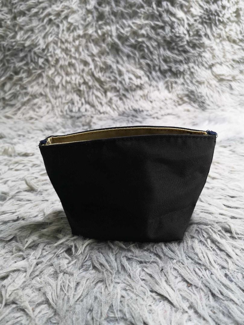 Zippered Top Trapezoidal Coin Purse (Category: Wallets & Card holders) located in Santa Cruz. Submitted by jmy_surplus.2 (Listing ID 1463127040, Image 1). Description: Size ; L - 4 W - 6.4 Color ; Black Type ; Coin Purse Brand ; No brand Material ; Nylon Style ; Black Zipper Closure Coin Purse LR 129 JMY 4 Batch #223.