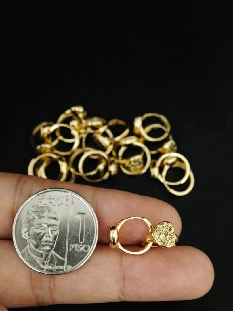 18k HongKong gold earrings (Category: Earrings) located in Manila. Submitted by bhelgoldseller2ndaccount (Listing ID 1463335116, Image 3). Description: New!!✨New!!✨New!! Authentic 18k Hk Golds 💯pawnable/naisasanla 💯with high appraisal rate 💯good investment 💯Direct supplier price 👉OPEN for resellers 🌺please take time to evaluate their actual sizes and grams 👉Best panggift for all occasions ✅ Sold per grams not per piece Kya lowest price ✅Wi