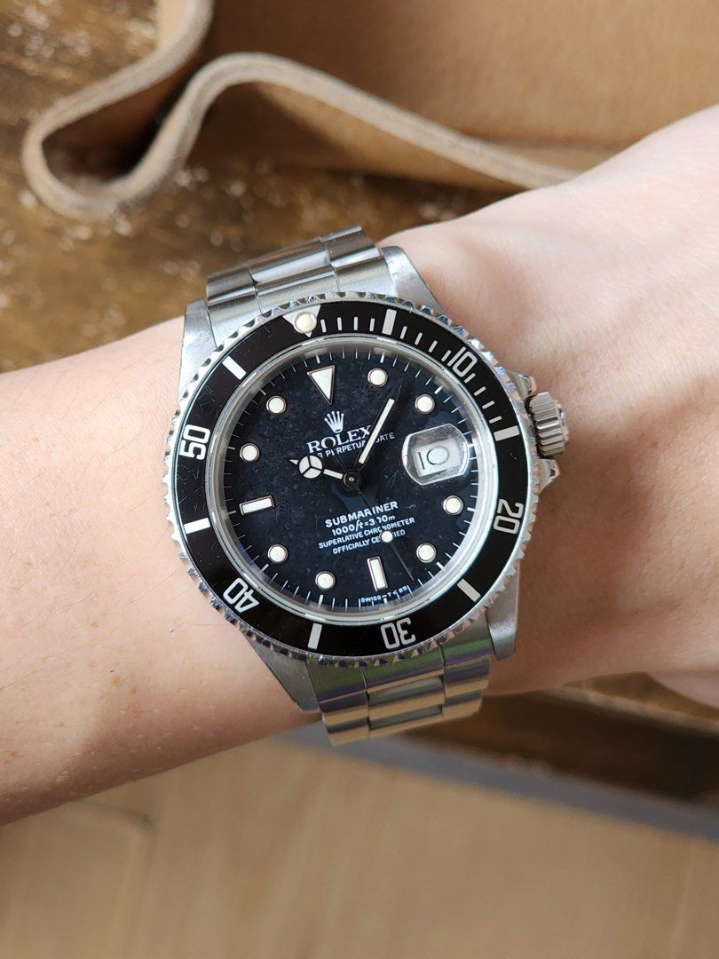 1988 Rolex Submariner 168000 “triple zero” (Category: Luxury Watches) located in Pasig City. Submitted by inverted6_ph (Listing ID 1463332599, Image 3). Description: 1988 Rolex Submariner 168000 “triple zero” The 168000 is a transitional reference that was released for less than a year. 9/10 condition. Thick case with no dents or deep scratches. Dial has aged to a smokey grey hue which is usual for the reference from this time period. Lume has tu