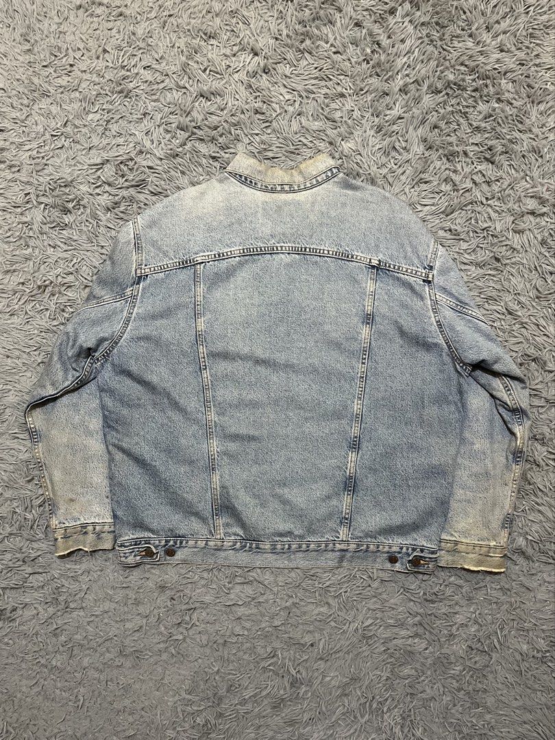 1990s Distressed Levi’s Flannel Lined Denim Trucker Jacket (Category: Coats, Jackets and Outerwear) located in Baguio. Submitted by feelathome (Listing ID 1463378593, Image 2). Description: 1990s Distressed Levi’s Flannel Lined Denim Trucker Jacket Tag size: XL Width: 28 Length: 29 Shoulder: 23 Sleeves: 25 Distressed, stained 1,450php Free nationwide shipping. Read the description and check all photos carefully before buying. If you have any ques