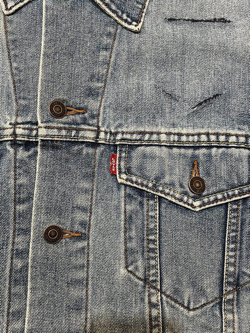2000s 70507 Levi’s Denim Trucker Vest (Category: Vests) located in Baguio. Submitted by feelathome (Listing ID 1463378192, Image 3). Description: 2000s 70507 Levi’s Denim Trucker Vest Tag size: Medium Width: 23 Length: 27 Good condition 875php Free nationwide shipping. Read the description and check all photos carefully before buying. If you have any questions feel free to ask..