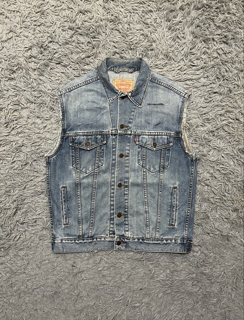 2000s 70507 Levi’s Denim Trucker Vest (Category: Vests) located in Baguio. Submitted by feelathome (Listing ID 1463378192, Image 1). Description: 2000s 70507 Levi’s Denim Trucker Vest Tag size: Medium Width: 23 Length: 27 Good condition 875php Free nationwide shipping. Read the description and check all photos carefully before buying. If you have any questions feel free to ask..