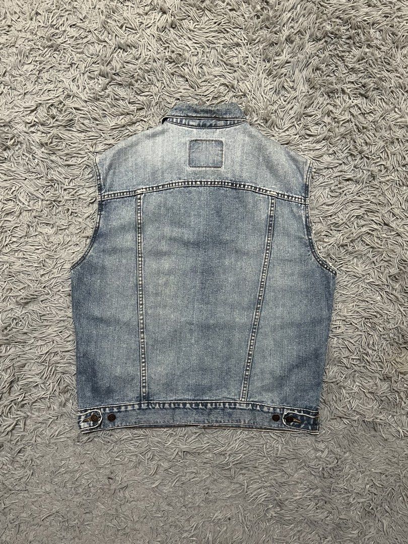 2000s 70507 Levi’s Denim Trucker Vest (Category: Vests) located in Baguio. Submitted by feelathome (Listing ID 1463378192, Image 2). Description: 2000s 70507 Levi’s Denim Trucker Vest Tag size: Medium Width: 23 Length: 27 Good condition 875php Free nationwide shipping. Read the description and check all photos carefully before buying. If you have any questions feel free to ask..