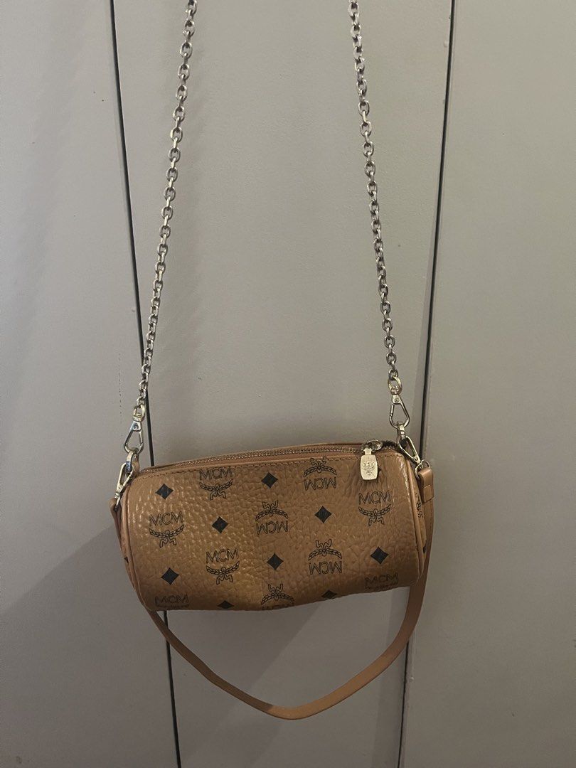Kili & Sling Bag with Chain Strap (Category: Tote Bags) located in Makati City. Submitted by yoursecondbest (Listing ID 1463395955, Image 1). Description: Cutie in person..