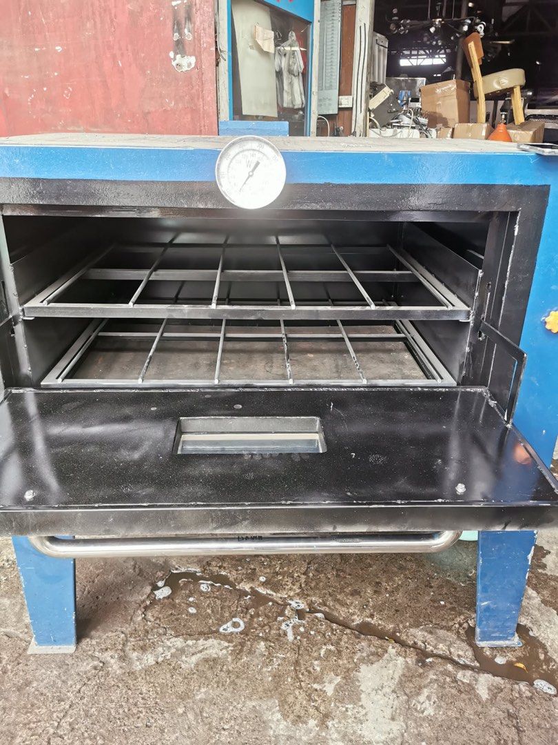 4-Tray Gas Deck Oven (Category: Ovens & Toasters) located in Manila. Submitted by marquezpa52205 (Listing ID 1463401187, Image 2). Description: - Blue commercial oven - Includes two (2) interior racks - Built-in thermometer for precise temperature control - Glass window on the door for easy monitoring - Convenient bottom drawer for storage - Ideal for baking and roasting - Ready to upgrade your kitchen!.