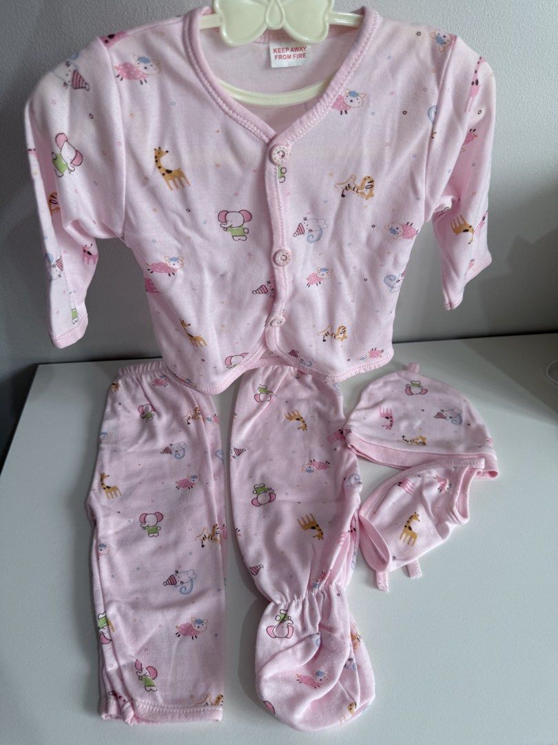 5 pcs Newborn set clothes (Category: Babies & Kids Fashion) located in Quezon City. Submitted by klengkerz (Listing ID 1463501156, Image 1). Description: .