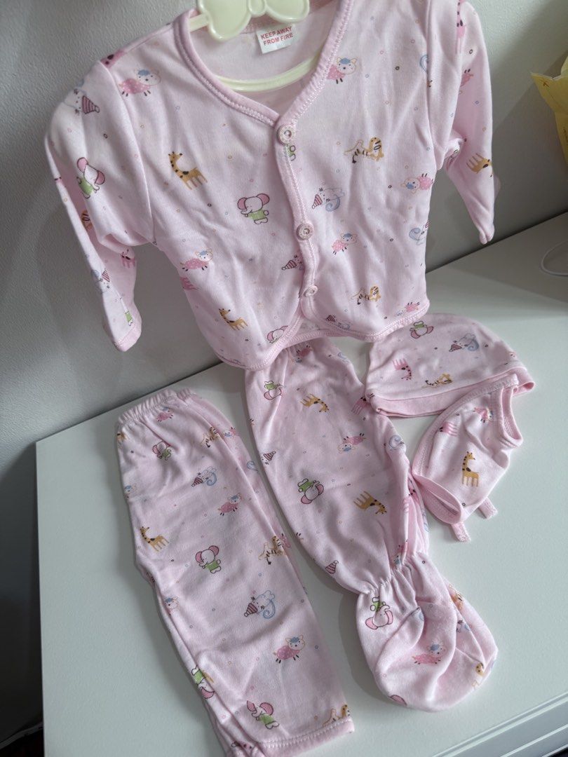 5 pcs Newborn set clothes (Category: Babies & Kids Fashion) located in Quezon City. Submitted by klengkerz (Listing ID 1463501156, Image 2). Description: .