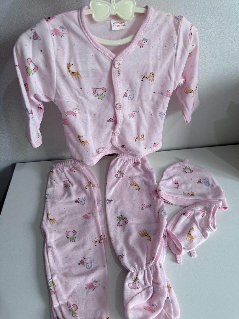 5 pcs Newborn set clothes (Category: Babies & Kids Fashion) located in Quezon City. Submitted by klengkerz (Listing ID 1463501156, Image 3). Description: .