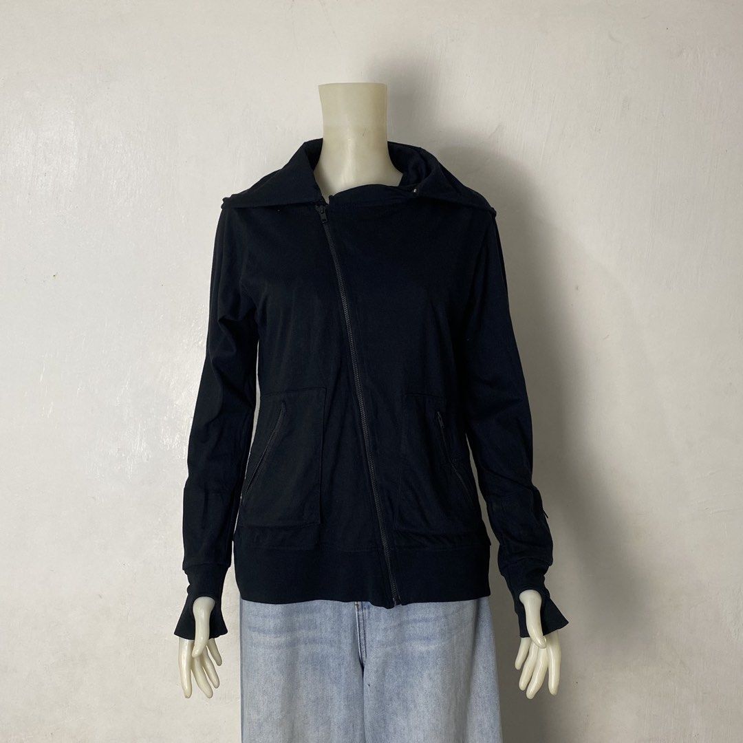 Five&Diamond ✨| Black Eclipse Activewear Hoodie (Category: Coats, Jackets and Outerwear) located in Bulacan. Submitted by orc.ph (Listing ID 1463445699, Image 2). Description: 5&Diamond ✨ | Black Eclipse Hoodie Material Used: 100% Cotton - Black - Long Sleeve - Diagonal Zipper Closure - Side Zip Pockets -Small Zipper Utility Pockets On Sleeves -Thumbholes -Tech Wear - Streetwear ‎-Size: M -Width: 20” ‎-Length: 22” Issue: Missing Pocket Zipper ‎ ‎