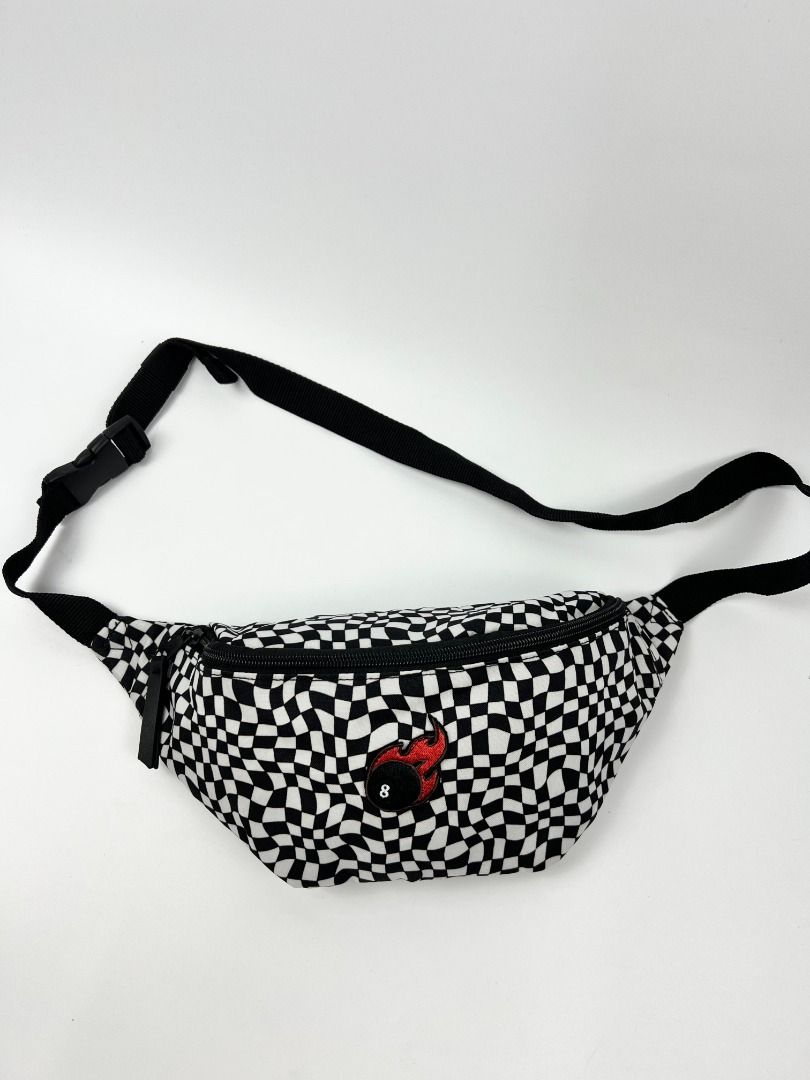 美國 ASOS 黑白色格紋尼龍布 EIGHT BALL 斜咩 腰包 （分類：腰袋、手提袋、小袋）位於 Hong Kong。 由 doota_mall 提交（商品編號 1463368342，圖片 2）。簡介： 更多貨品請瀏覽: https://www.carousell.com.hk/u/doota_mall ~ HK$150 包順豐/個 ~ 尼龍布製 ~ SIZE: 高 14cm X 闊 27cm X 深 8cm ~ Made in China ~ 注意: 清賣貨品難免有不影響使用之小瑕疵 ~ 包快遞郵寄順豐&菜鳥門市/ 便利店/ 智能櫃自取 #BAG。