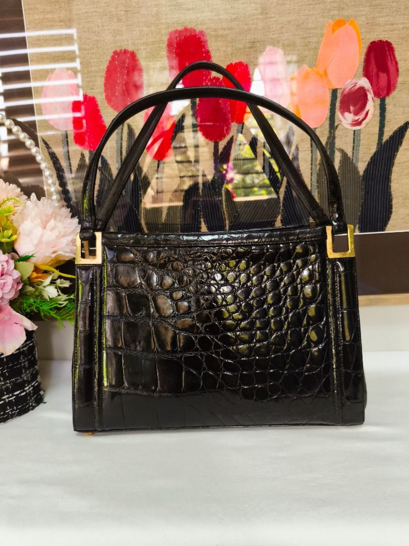 🖤 VINTAGE BLACK CROC-EMBOSSED STRUCTURED HANDBAG No. 37 (Category: Purses & Pouches) located in Valenzuela. Submitted by sakura_japan_surplus (Listing ID 1463368090, Image 1). Description: 🖤 VINTAGE BLACK CROC-EMBOSSED STRUCTURED HANDBAG No. 37 💰 PRICE: ₱450 DESCRIPTION Make a bold and elegant statement with this beautiful vintage structured handbag. Crafted from genuine leather with a high-gloss finish, it features a deeply textured crocodile
