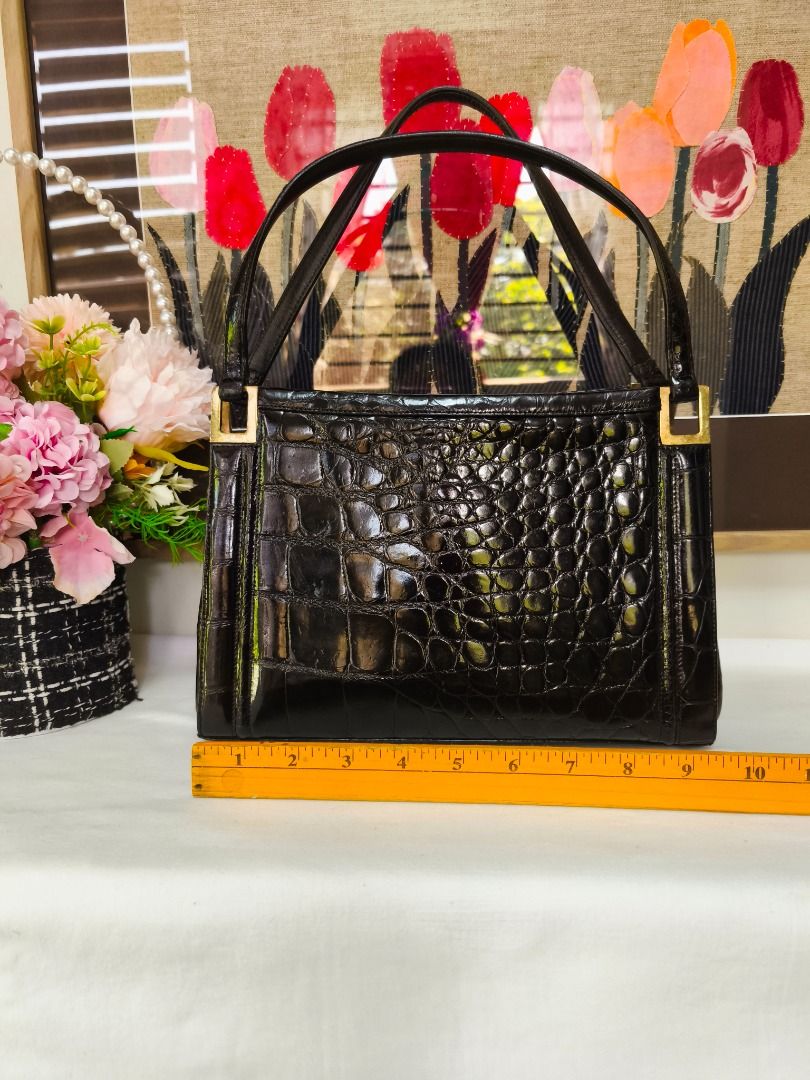 🖤 VINTAGE BLACK CROC-EMBOSSED STRUCTURED HANDBAG No. 37 (Category: Purses & Pouches) located in Valenzuela. Submitted by sakura_japan_surplus (Listing ID 1463368090, Image 3). Description: 🖤 VINTAGE BLACK CROC-EMBOSSED STRUCTURED HANDBAG No. 37 💰 PRICE: ₱450 DESCRIPTION Make a bold and elegant statement with this beautiful vintage structured handbag. Crafted from genuine leather with a high-gloss finish, it features a deeply textured crocodile