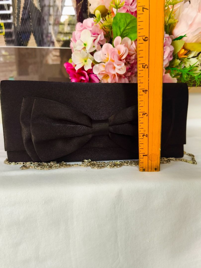 🖤 VINTAGE BLACK SATIN STATEMENT BOW EVENING CLUTCH (Category: Purses & Pouches) located in Valenzuela. Submitted by sakura_japan_surplus (Listing ID 1463358122, Image 3). Description: 🖤 VINTAGE BLACK SATIN STATEMENT BOW EVENING CLUTCH ₱280 DESCRIPTION Make an elegant statement at your next special occasion with this beautiful vintage evening clutch. Featuring a lustrous black satin finish and a striking oversized bow accent across the front fla