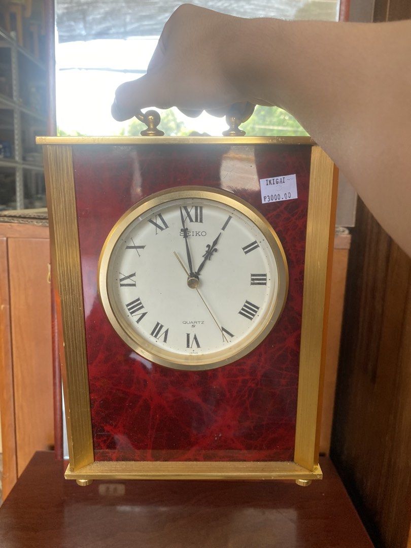 🕰️ Vintage Seiko Quartz Table Clock – Red & Gold (Category: Clocks) located in Carmona. Submitted by myy_yy (Listing ID 1463370720, Image 2). Description: ✨ Features: Original Seiko clock face Quartz movement Classic Roman numeral dial Striking red marbled body with gold-tone accents Decorative top handle Stands on four small feet Great for a vintage, classic, or traditional interior Price: ₱3,000 📍 Location: Dasma, Sabang 🚚 pickup/delivery. P