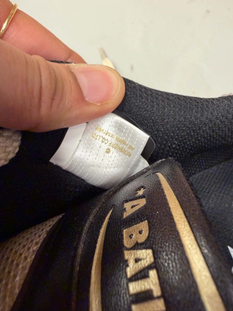 A BATHING APE BAPE STA Sneakers Size 27cm (Category: Sneakers) located in San Leonardo. Submitted by arni0179 (Listing ID 1463513965, Image 2). Description: - Authentic BAPE STA Sneakers - Size: 27cm (US 9) - Classic BAPE STA design - Includes original tags - Essential for any streetwear enthusiast - Feel free to ask any questions!.