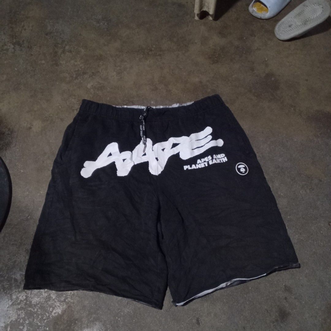 Aape short reversable (Category: Shorts) located in Manila. Submitted by tcbukay_zxc25 (Listing ID 1463448135, Image 2). Description: aape short reversable camou waistline 28-42 length 20 leg opening 12 excellent issue minimal lang di Kayu tatangi.
