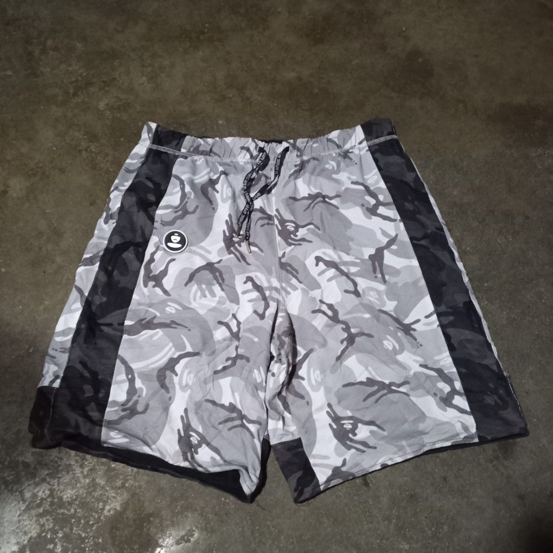 Aape short reversable (Category: Shorts) located in Manila. Submitted by tcbukay_zxc25 (Listing ID 1463448135, Image 3). Description: aape short reversable camou waistline 28-42 length 20 leg opening 12 excellent issue minimal lang di Kayu tatangi.