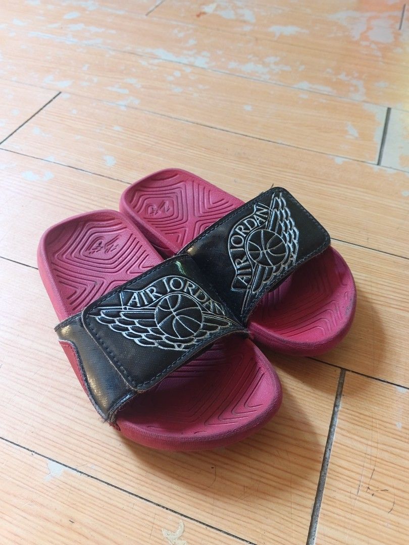 Air Jordan Slides Kids (Category: Babies & Kids Fashion) located in Manila. Submitted by dopebieee80918 (Listing ID 1463472047, Image 1). Description: Size 10C Used But Not Abused 1200 may bawas pa if sure buyer 🫡.