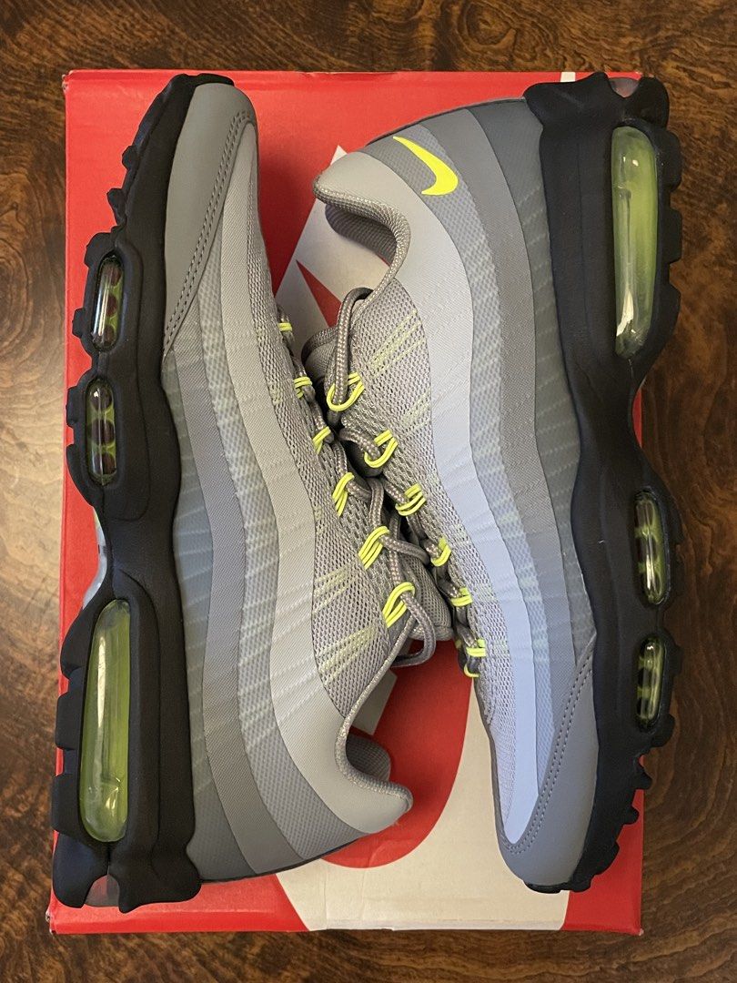 AIR MAX 95 ULTRA NEON (Category: Sneakers) located in San Fernando. Submitted by larchivefeminine (Listing ID 1463490640, Image 3). Description: AIR MAX 95 ULTRA NEON B.NEW / WITH BOX Used once injected Phylon foam polyurethane plastic carbon or blown rubber SIZE: US 8.5.