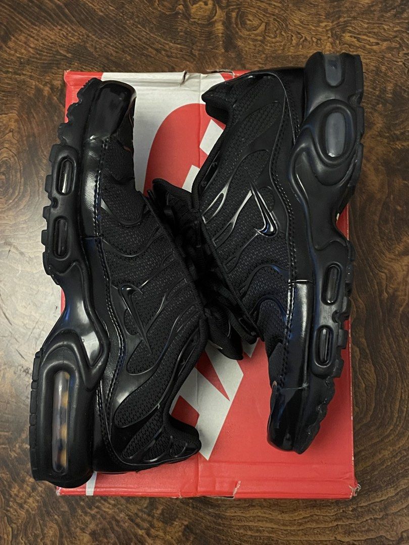 AIR MAX PLUS TRIPLE BLACK (Category: Sneakers) located in San Fernando. Submitted by larchivefeminine (Listing ID 1463490021, Image 3). Description: AIR MAX PLUS TRIPLE BLACK GREAT CONDITION Signs of wearing No major issue -WITH BOX Size: US 9 .