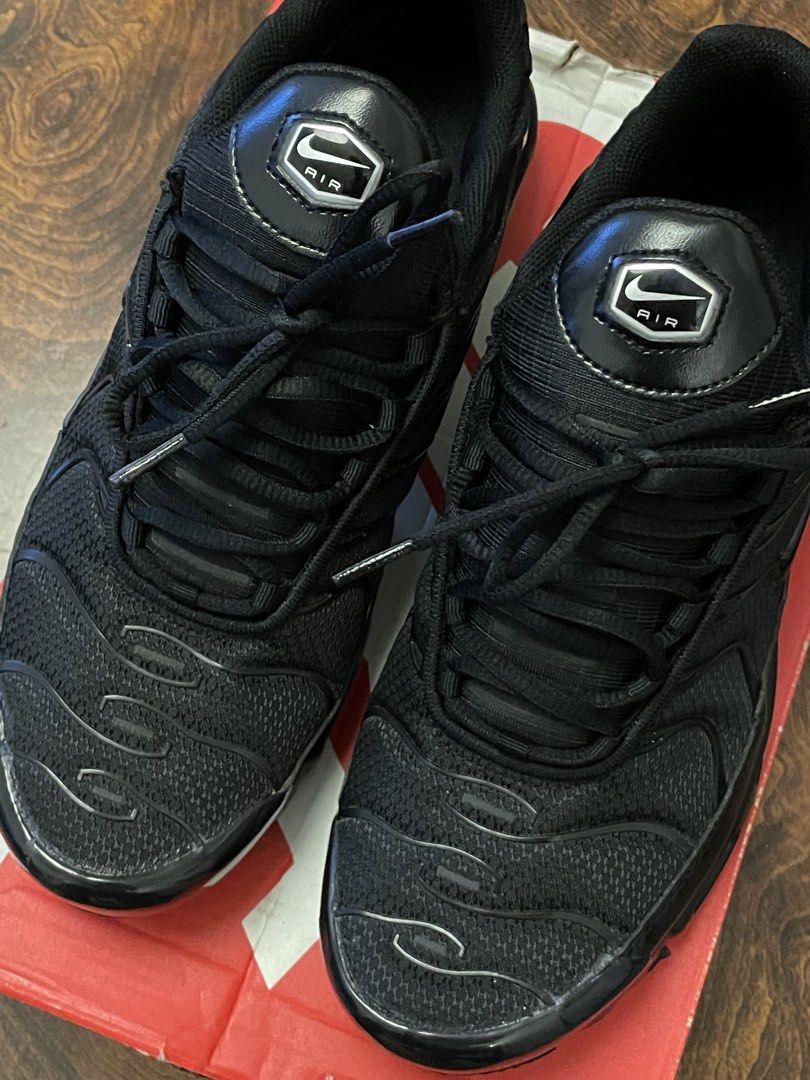 AIR MAX PLUS TRIPLE BLACK (Category: Sneakers) located in San Fernando. Submitted by larchivefeminine (Listing ID 1463490021, Image 2). Description: AIR MAX PLUS TRIPLE BLACK GREAT CONDITION Signs of wearing No major issue -WITH BOX Size: US 9 .