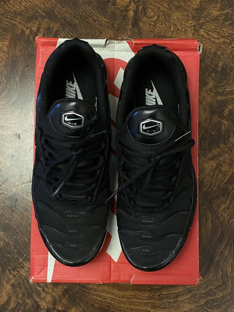 AIR MAX PLUS TRIPLE BLACK (Category: Sneakers) located in San Fernando. Submitted by larchivefeminine (Listing ID 1463490021, Image 1). Description: AIR MAX PLUS TRIPLE BLACK GREAT CONDITION Signs of wearing No major issue -WITH BOX Size: US 9 .