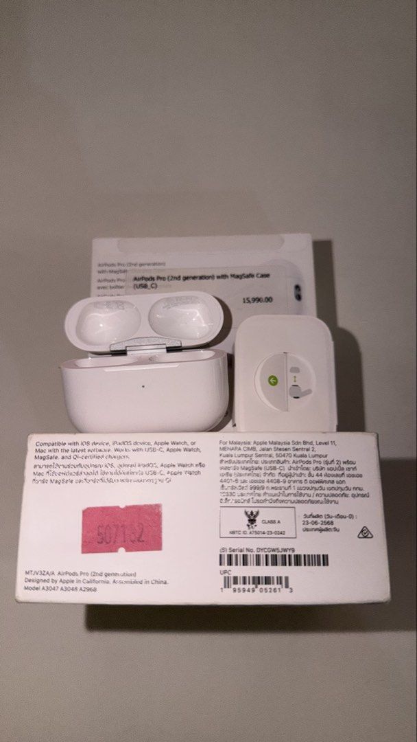 Airpods Pro 2 Type C (No Pods!!) (Category: Headphones & Headsets) located in Makati City. Submitted by dj0528 (Listing ID 1463364906, Image 1). Description: For Sale Airpods Pro 2 Type C Case Only RFS: Pods were lost (see photos) -with original box, unused cable, unused silicone tips -issue: small dent on the side. see photos -pm for more photos meetup: greenbelt, glorietta, legazpi village makati or nearby.