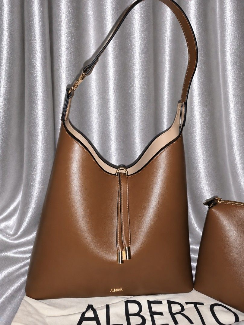 Alberto Cazipia Maxi handbag (Category: Shoulder Bags) located in Manila. Submitted by chunlimuffin_0408 (Listing ID 1460591787, Image 3). Description: FOR SALE Alberto Cazipia 2 in 1 Maxi bag Repriced: Php2200 Used once Rfs: too big for me, I don't carry a lot of things With dustbag. Bought last September 8. No paper bag. Bought for Php2799 📍Guadalupe Nuevo Makati City.