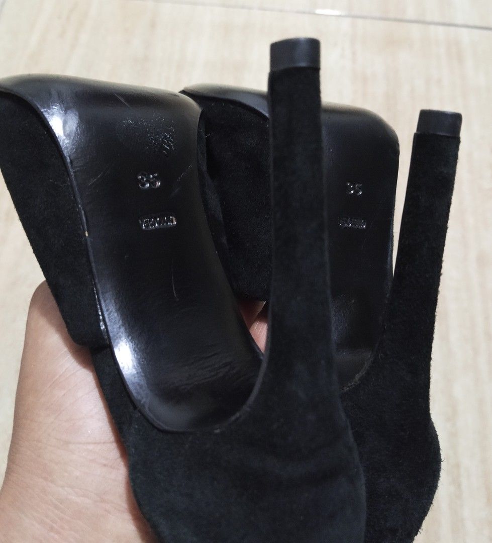 Alexander wang high heels (Category: Heels) located in Glan. Submitted by cpaharodde48008 (Listing ID 1463421655, Image 2). Description: Alexander wang high heels Excellent condition Size 35 Black color.