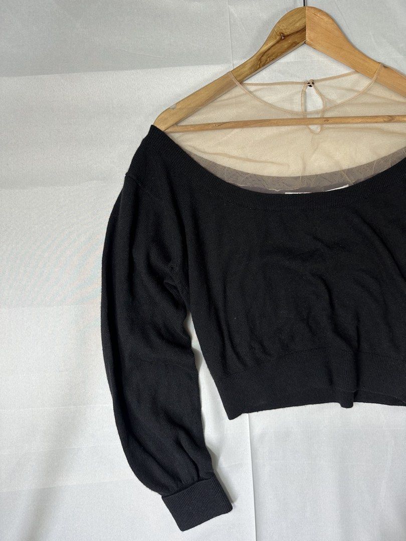 Alexanderwang Semi Crop Wool Sweater (Category: Coats, Jackets and Outerwear) located in Cabanglasan. Submitted by thefashiongarage.co (Listing ID 1463399449, Image 3). Description: Title - Alexander Wang Model/Name - Size on Tag - Large Conditiion - Excellent Condition with no major issue Dimension (WxLxH) - 19x19 Inches Category- Casual/Outdoor Fitting - True to size Made in - China Material - Wool/Viscose/ Cashmere Color - Black Design - Plain