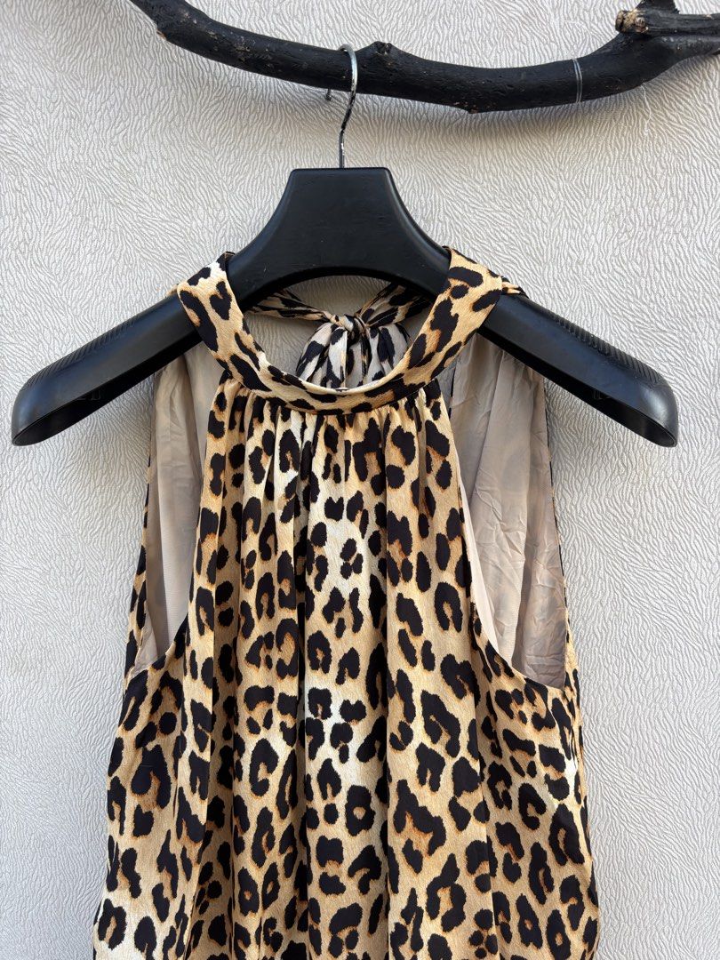 ALICE + OLIVIA Maris Leopard Halterneck Top (Category: Shirts) located in Baybay. Submitted by thrift.ed2023 (Listing ID 1463345407, Image 2). Description: ALICE + OLIVIA Maris Leopard Halterneck Top Medium to Large No Issue Good as New .