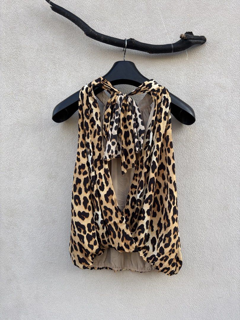 ALICE + OLIVIA Maris Leopard Halterneck Top (Category: Shirts) located in Baybay. Submitted by thrift.ed2023 (Listing ID 1463345407, Image 3). Description: ALICE + OLIVIA Maris Leopard Halterneck Top Medium to Large No Issue Good as New .